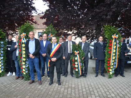 (FOTO) Dublă sărbătoare la români: Înălțarea Domnului nostru Isus Hristos și Ziua Eroilor