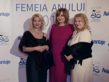 (FOTO) ELI LASLEAN, PRINTRE CELE MAI APRECIATE PREZENTE, LA GALA PREMIILOR FEMEIA ANULUI 2015