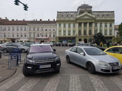 (FOTO) FALCĂ ŞI SOŢII PISTRU NE ÎNVAŢĂ CUM SĂ PARCĂM ILEGAL