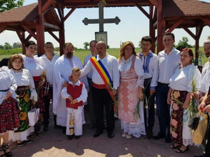(FOTO) Felnăcanii au îmbrăcat din nou straie populare, la zi de sărbătoare