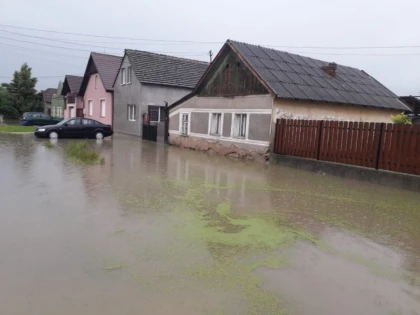 (FOTO) Furtuna de dimineață a inundat orașul Nădlac!