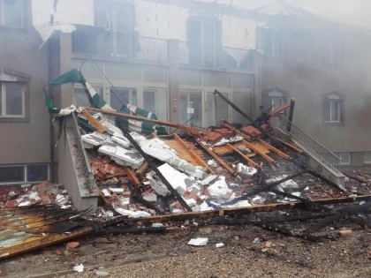 (FOTO) HOTELUL STEJARII DIN INEU A FOST CUPRINS DE FLACARI. ZECE PERSOANE AU FOST EVACUATE