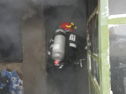 (FOTO) Incendiu cu două victime la Cuvin