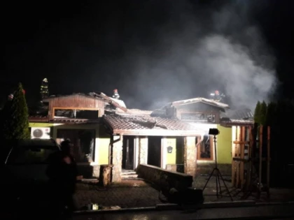 (FOTO) Incendiu în Cartierul Verde. Un bărbat a fost rănit și mai multe locuințe făcute scrum