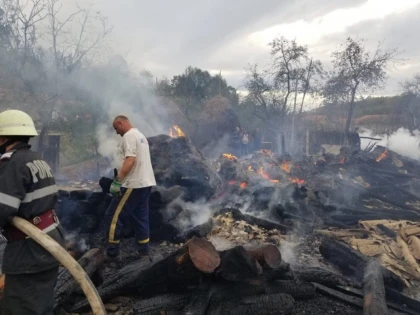 (FOTO) Incendiu la o casă din Secaci. Mare atenție la folosirea focului deschis pe timp de vânt puternic!