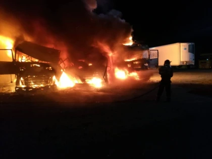 (FOTO) Incendiu puternic la Cicir! Trei camioane s-au făcut scrum
