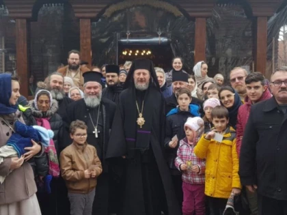 (FOTO) Întâmpinarea Domnului, o sărbătoare cu multă bucurie, lumină și costume tradiționale, la Paraclisul Facultății de Teologie din Arad