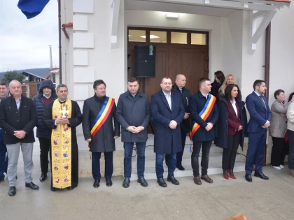 (FOTO) Investiții majore în educație la Buteni: școala a fost sfințită și redeschisă oficial
