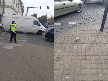 (FOTO) La noi în sat. Femeie lovită de o piatră cubică desprinsă din pavaj, în timp ce aștepta la semafor