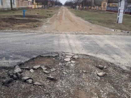 (FOTO) Lucrări de mântuială la Secusigiu! Asfaltul de pe străzi a crăpat după numai o lună