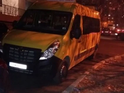 (Foto) Microbuzele şcolare din judeţ sunt folosite pentru transportul aplaudacilor liberali