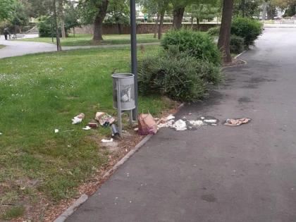 (FOTO) Mizerie de nedescris pe malul Mureșului. „Gospodarul“ Bibarț e ocupat cu Facebook-ul