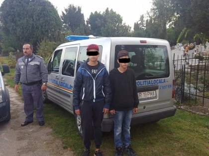 (FOTO) MORMINTE PROFANATE ÎN CIMITIRUL ETERNITATEA. AUTORII AU FOST PRINȘI
