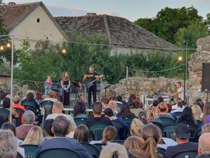 (FOTO) Muzică fermecătoare și o seară cu sentimente aparte la Vladimirescu, în "Folk la Cetate"