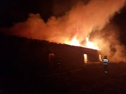 (FOTO) Noapte albă pentru pompierii arădeni. Incendiu la două depozite din Măderat