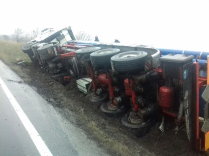 (FOTO) O cisternă cu combustibil s-a răsturnat pe drumul Arad - Pecica