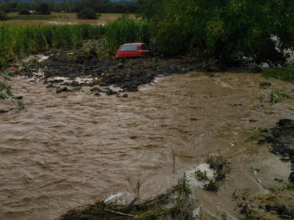 (FOTO) O mașină a fost luată de viitură, în urma furtunii din județul Arad