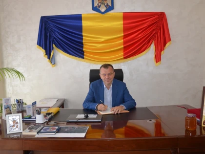 (FOTO) „Omul sfințește locul” la Chișineu-Criș. Oraș curat, investiții și respect pentru eroi