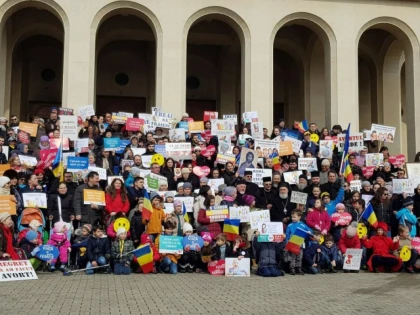 (FOTO) ”Orice copil merită o zi de naștere!”. Sute de arădeni au mărșăluit ”pentru viață”