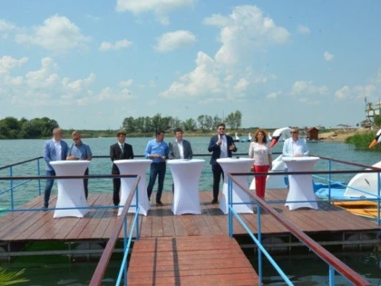 (FOTO) Pe plaja lacului Ghioroc s-a deschis Centrul Național de Informare și Promovare Turistică
