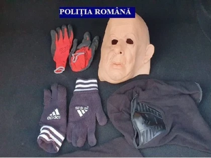 (FOTO) Percheziții în Arad la persoane bănuite de distrugere și contrabandă cu țigări