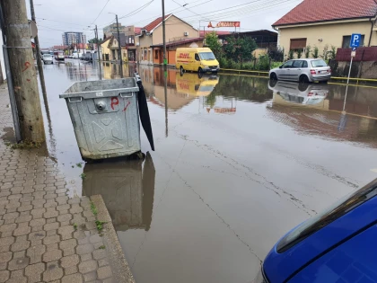 (FOTO) Ploaia a blocat mai multe străzi din Arad! Gospodării inundate, în alte localități din județ