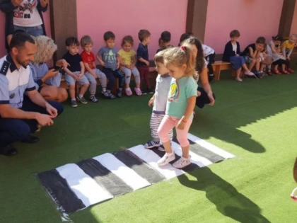 (FOTO) Polițiștii arădeni au sărbătorit 1 iunie alături de copii