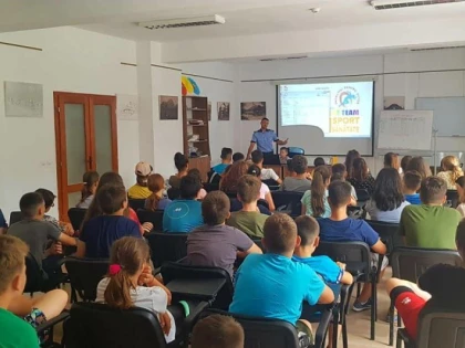 (FOTO) Polițiștii de la Prevenirea Criminalității, alături de copiii din tabăra de la Căsoaia
