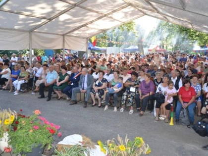 (FOTO) Praznicul de Pită Nouă de la Beliu a adunat mii de spectatori în Pădurea Dumbrava