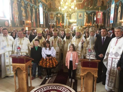 (FOTO) Prilej de mare bucurie duhovnicească pentru românii din Ungaria. Biserica din Apateu a fost sfințită în prezența mai multor ierarhi