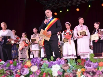 (FOTO) Prima ediție a Festivalului-Concurs Național de Folclor de la Sebiș a fost un adevărat succes