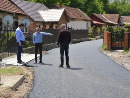 (FOTO) Primăria Pleșcuța derulează un proiect de asfaltare în localitățile Tălagiu, Aciuța și Dumbrava