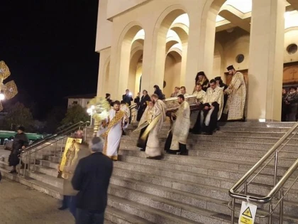 (FOTO) Procesiune cu moaștele Sfântului Ioan Gură de Aur, la catedrala ”Sfânta Treime” din Arad