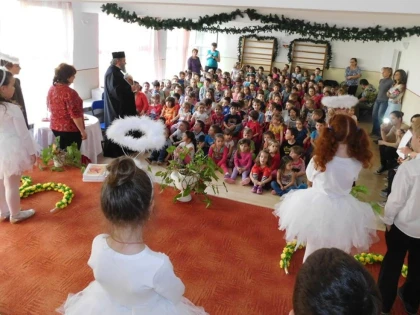 (FOTO) PROGRAM ARTISTIC - RELIGIOS LA GRĂDINIŢA „PALATUL FERMECAT“