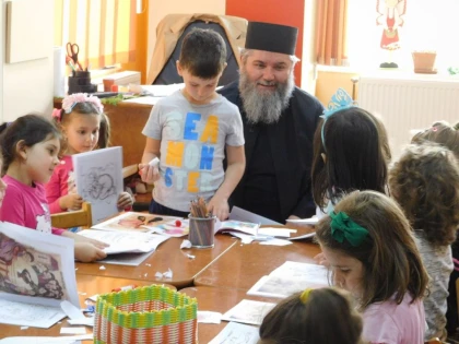 (FOTO) PROGRAM EDUCATIV-RELIGIOS LA GRĂDINIȚA „CĂSUȚA PITICILOR“