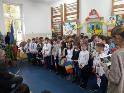 (FOTO) ”România Centenară”, sărbătorită de elevii arădeni