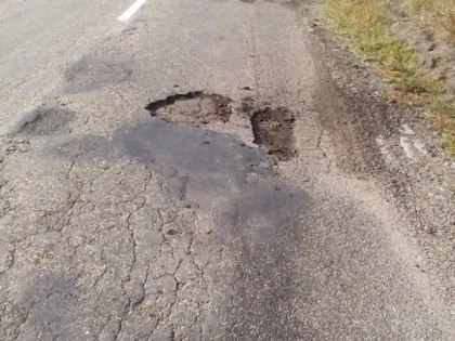 (FOTO) România normală: Așa arată un drum reparat de CJA acum trei luni