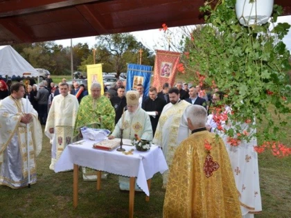 (FOTO) Sărbătoare mare în satul Vidra, comuna Vârfurile, unde a fost sfințită noua biserică