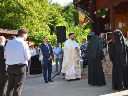 (FOTO) Slujbă de sfințire la Schitul Ortodox din Stațiunea Moneasa