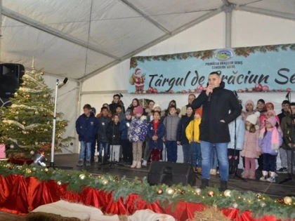 (FOTO) Târgul de Crăciun a adus magia sărbătorilor în orașul Sebiș
