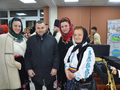 (FOTO) Târgul de Crăciun din Sebiș: Tradiție, voie bună și cadouri pentru colindători