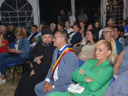 (FOTO) Tradițiile codrenești, celebrate la Hășmaș printr-un spectacol de excepție