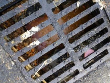 (FOTO) Uleiul ars folosit la Oktober BierFest, deversat în canalizare. A fost sesizată Garda de Mediu