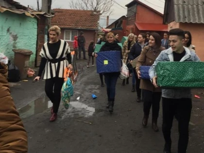 (FOTO) Un altfel de ”Valentine’s Day”. Studenții arădeni au adus din nou bucurie unei familii defavorizate