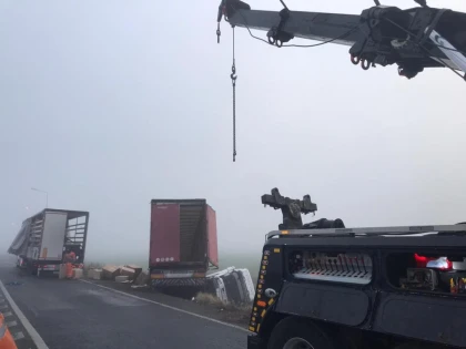 (FOTO) Un TIR s-a răsturnat în Zona Industrială Vest. Traficul este blocat
