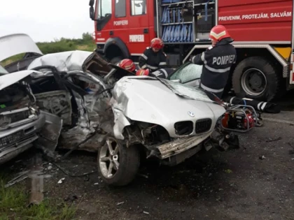 (FOTO) UPDATE: Șoferul care a produs accidentul a decedat. Accident cu cinci victime, dintre care patru în stare gravă, la Ineu