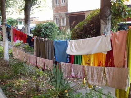 (FOTO) Uscatul hainelor la vedere, la mare modă în centrul Aradului