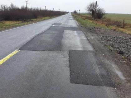 (FOTO) ZECI DE CARPELI PE DRUMUL ARAD - FELNAC, ASFALTAT ACUM PATRU LUNI. LUCRARILE S-AU OPRIT DIN NOIEMBRIE