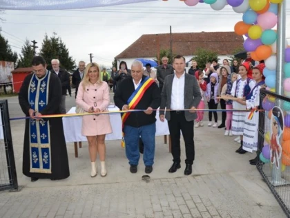 (FOTO) Zi de sărbătoare pentru copiii din Almaș, la inaugurarea noului parc