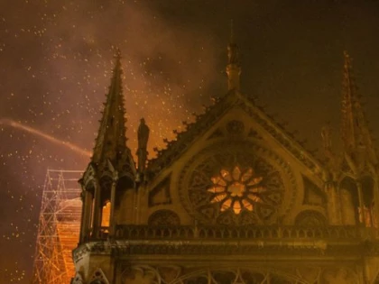 Francezii au început să îndepărteze plumbul din zona catedralei Notre-Dame